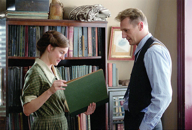 Liam Neeson and Laura Linney in Kinsey (2004)